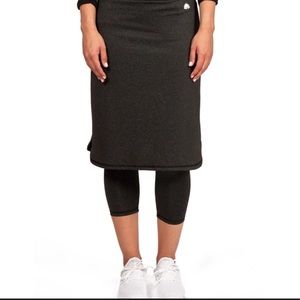 Like new Snoga athletic skirt with leggings